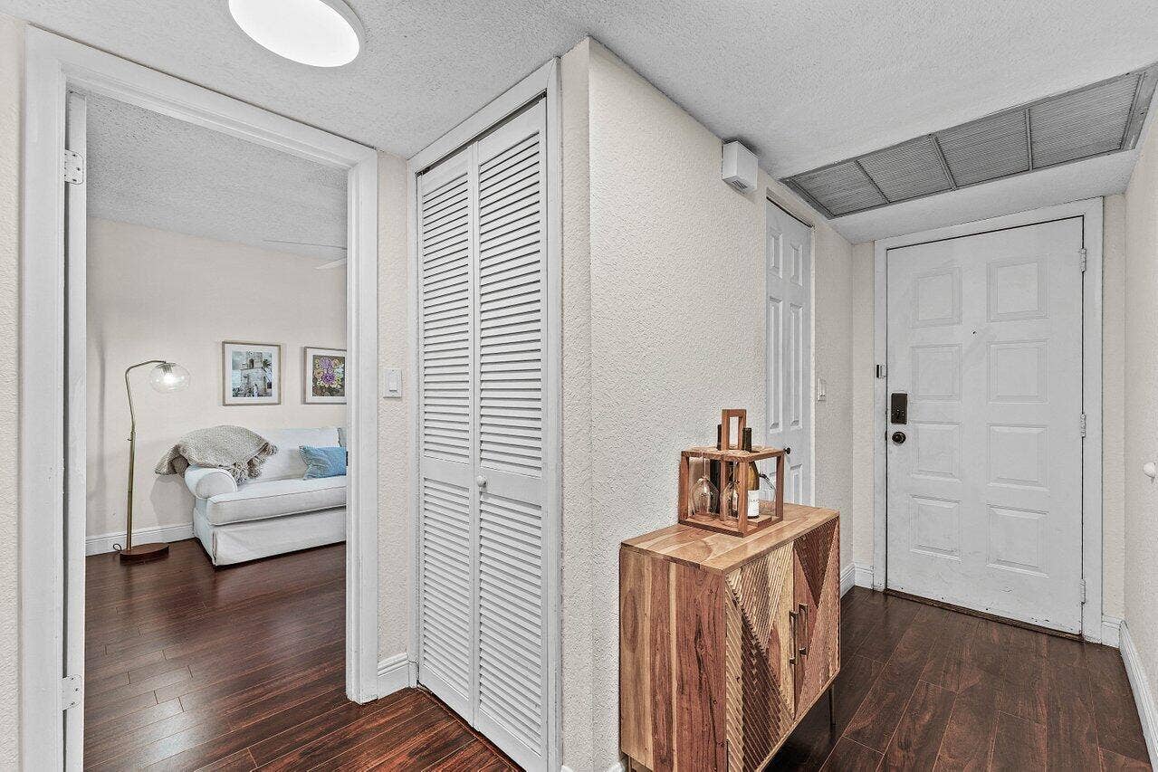 4225 Carambola Circle S, #26108, Coconut Creek, FL 33066 Entryway