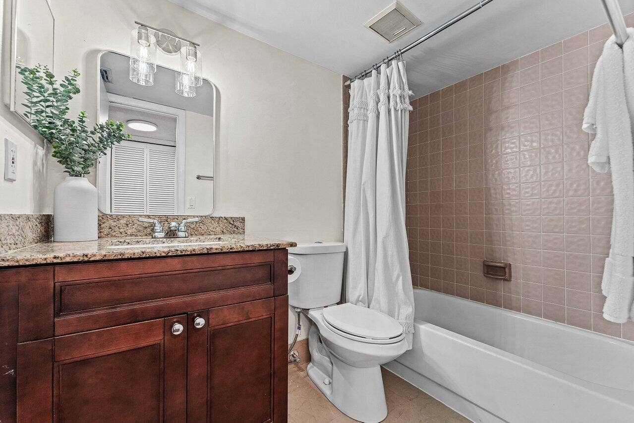 4225 Carambola Circle S, #26108, Coconut Creek, FL 33066 Second Bathroom