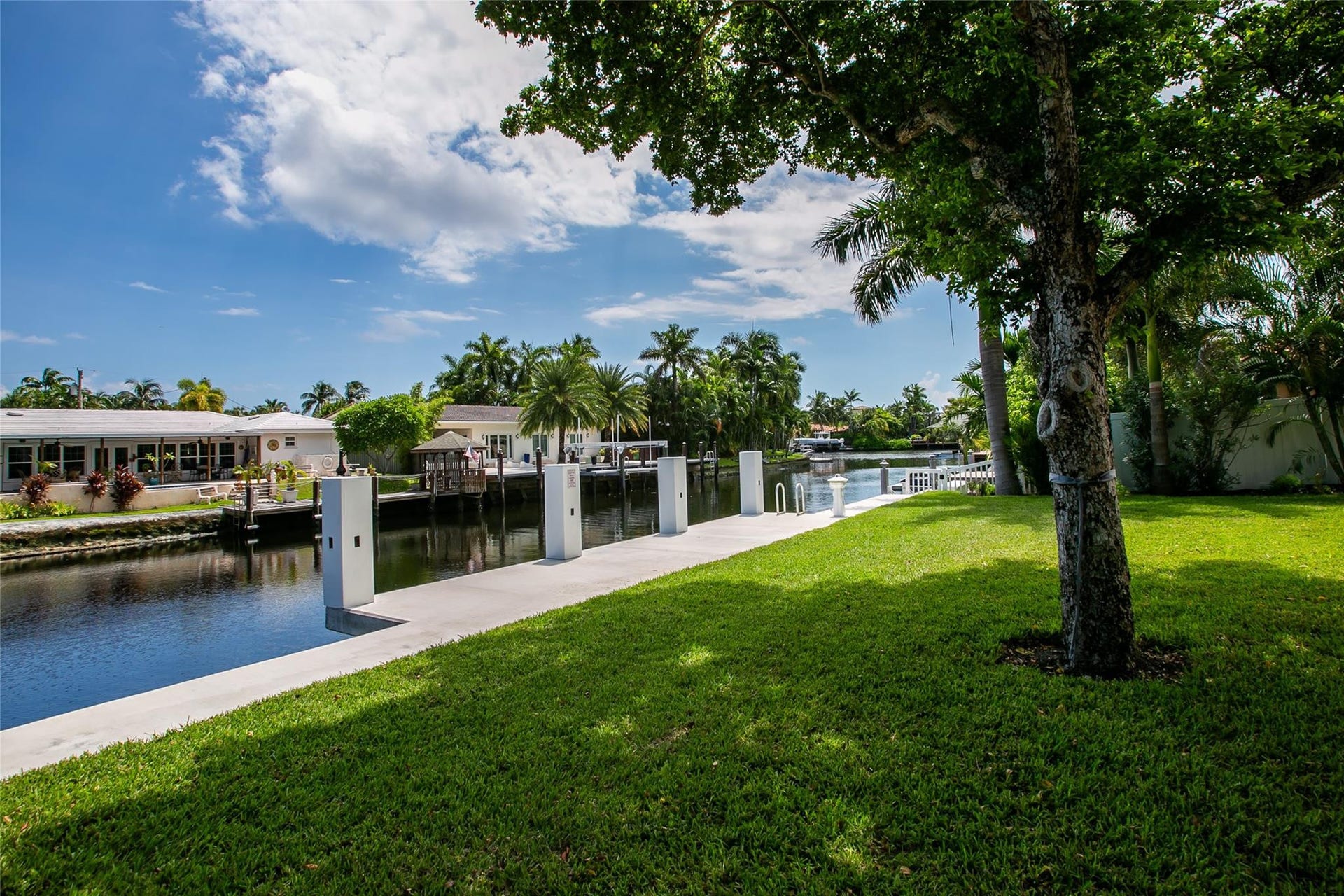 1806 NE 22ND Terrace, Fort Lauderdale, Fort Lauderdale, FL 33305 Brand new raised concrete seawall w/ a 30 foot dock (2023