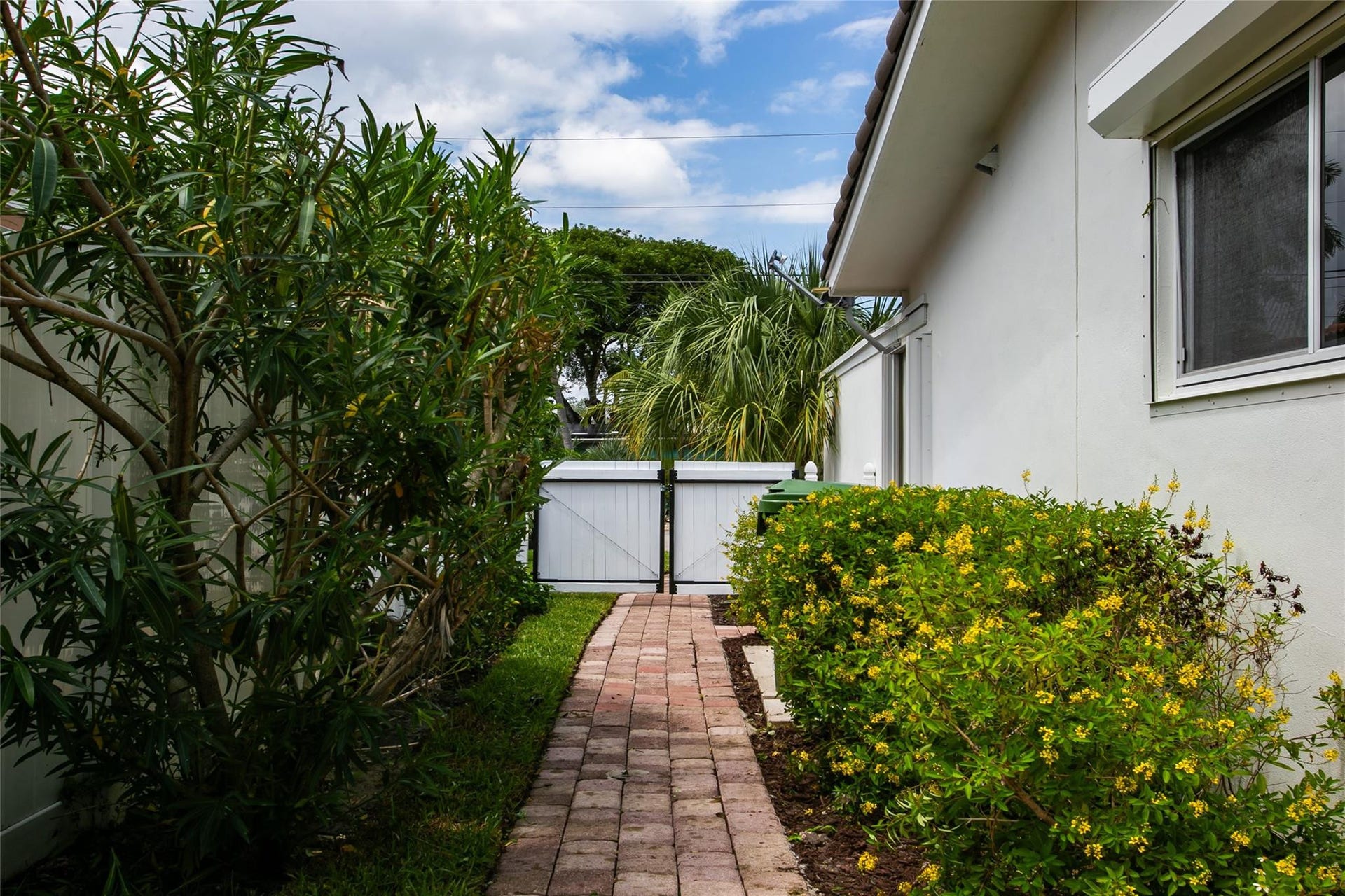 1806 NE 22ND Terrace, Fort Lauderdale, Fort Lauderdale, FL 33305 South garden entry into backyard