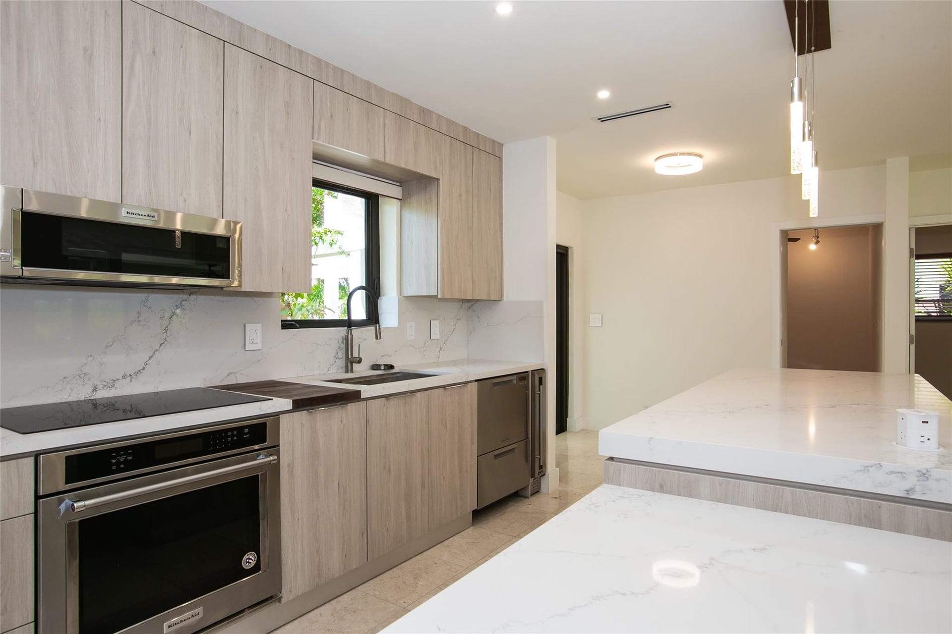 1806 NE 22ND Terrace, Fort Lauderdale, Fort Lauderdale, FL 33305 Stunning kitchen with elongated quartz island