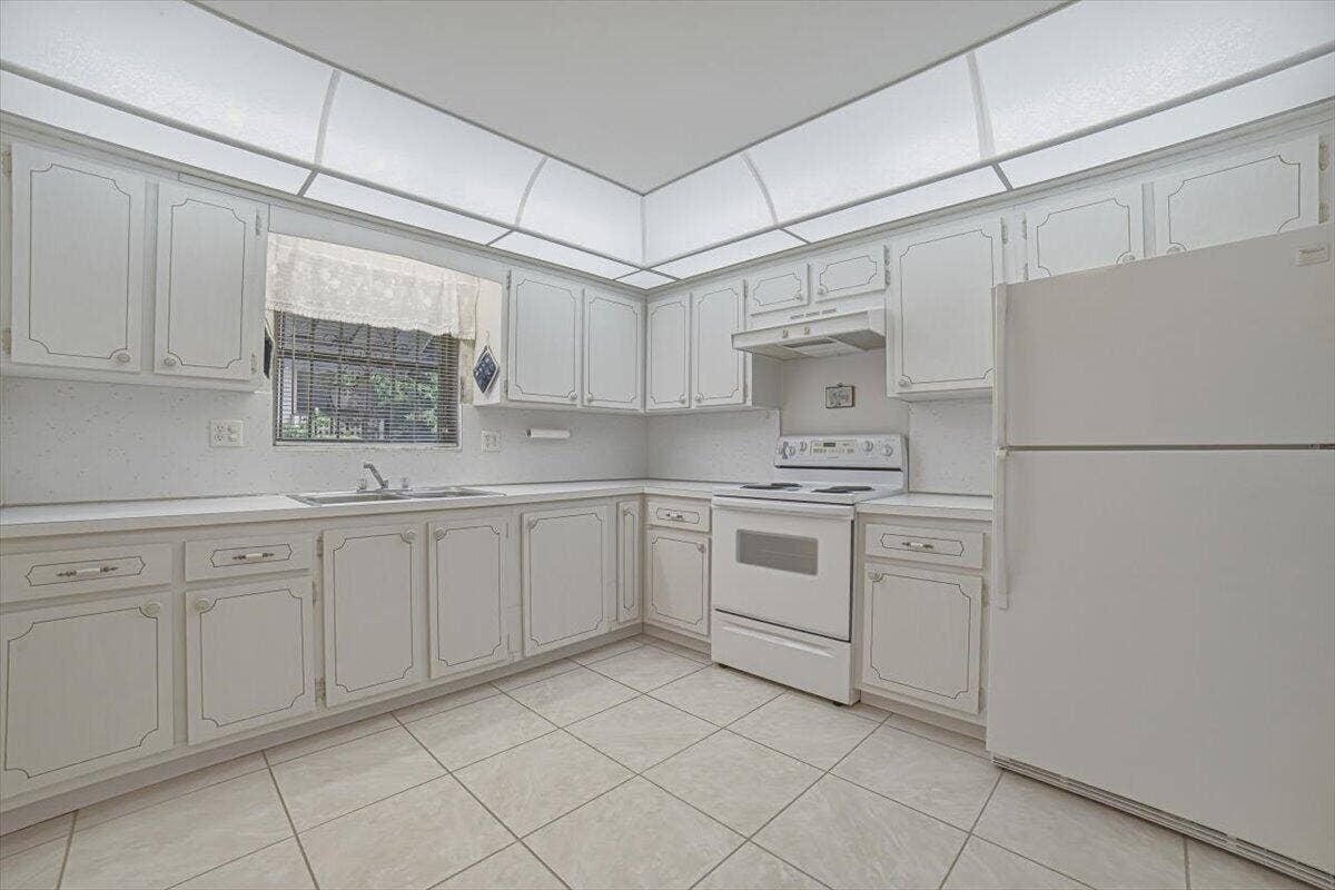 500 S Luna Court, #4, Hollywood, FL 33021 17-Kitchen-B