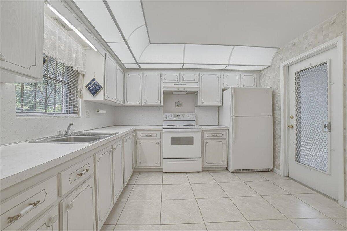 500 S Luna Court, #4, Hollywood, FL 33021 16-Kitchen