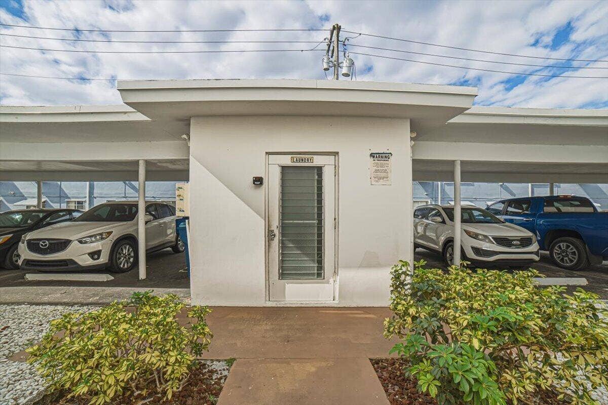 500 S Luna Court, #4, Hollywood, FL 33021 On-site Laundry