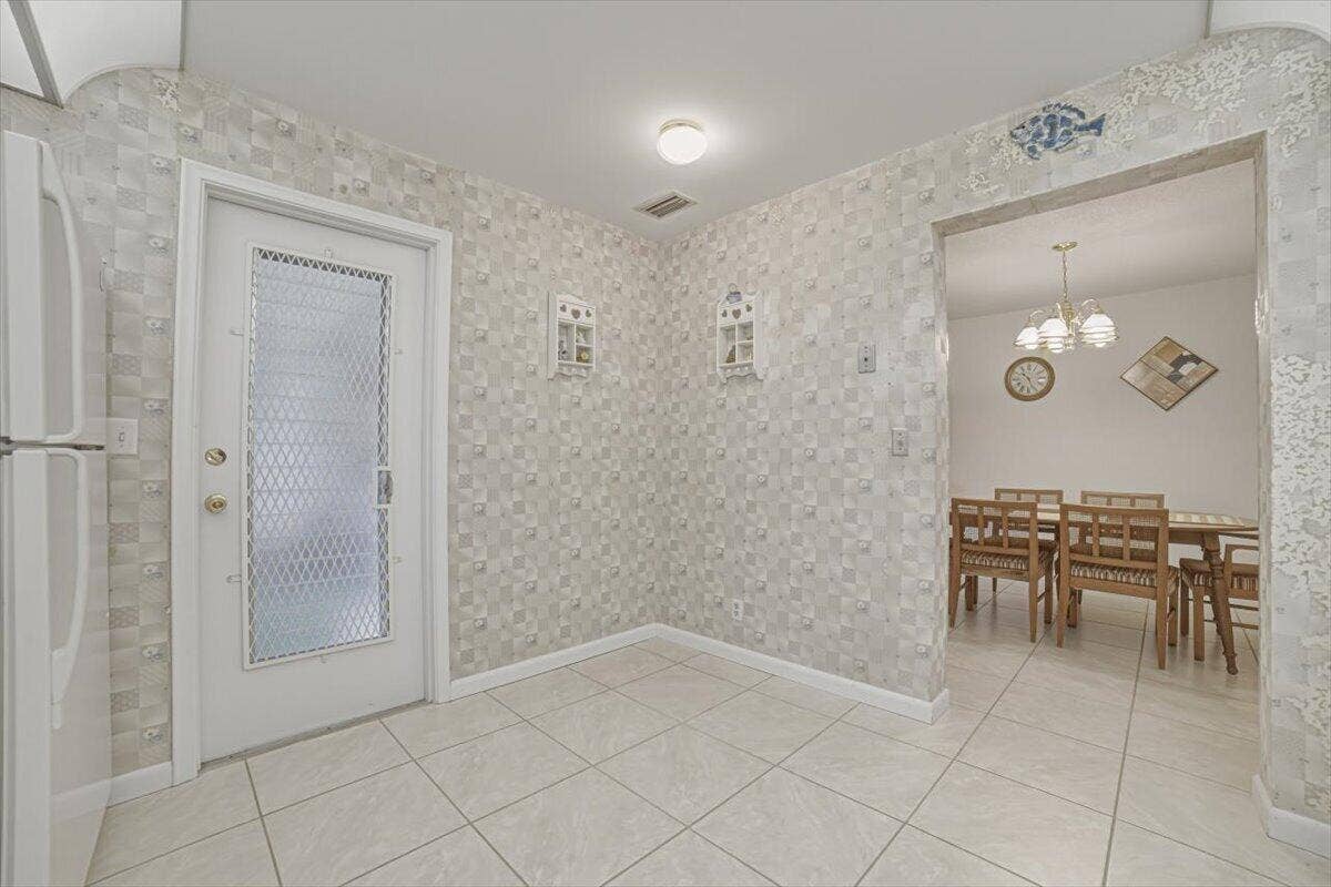 500 S Luna Court, #4, Hollywood, FL 33021 Eat-in Kitchen