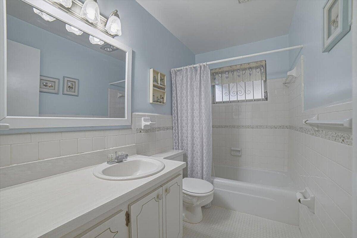 500 S Luna Court, #4, Hollywood, FL 33021 Guest Bathroom