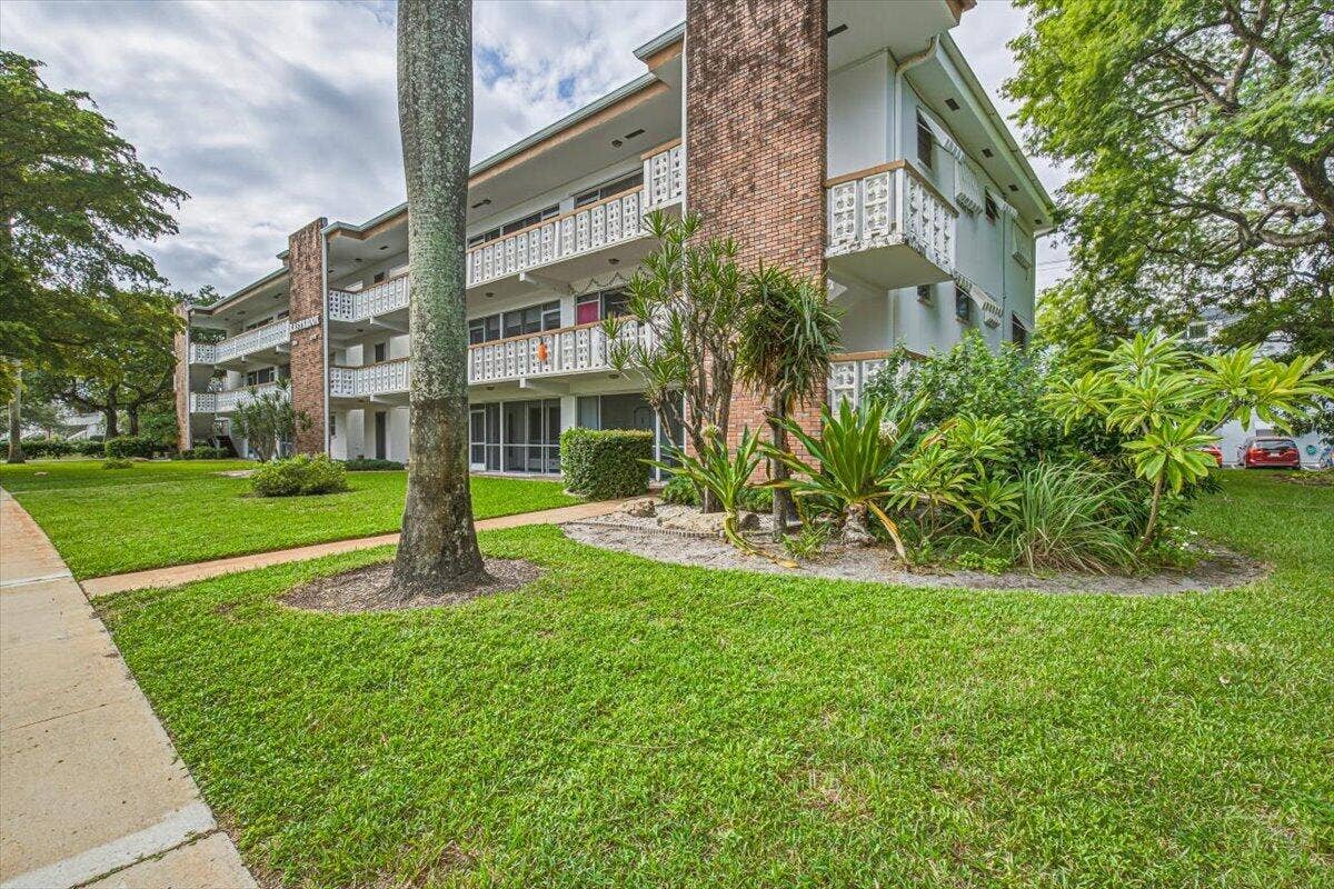 500 S Luna Court, #4, Hollywood, FL 33021 02-Front Building-B