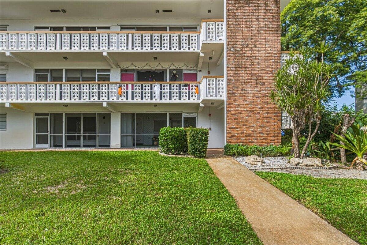 500 S Luna Court, #4, Hollywood, FL 33021 04-Front Building-D