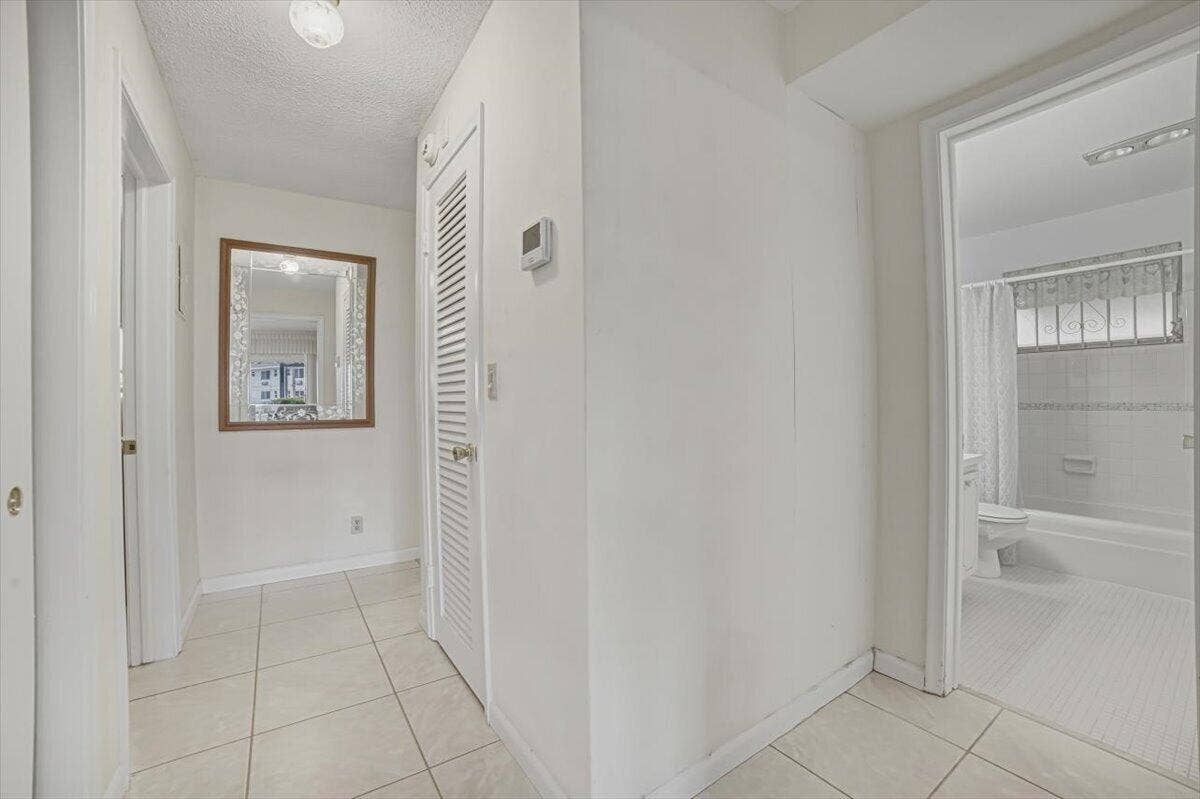 500 S Luna Court, #4, Hollywood, FL 33021 19-Hallway