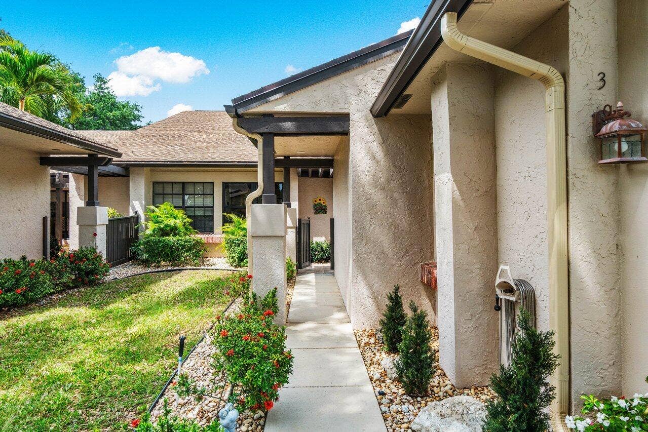 5265 FAIRWAY WOODS Drive, #3112, Delray Beach, FL 33484 Quaint Front Yard