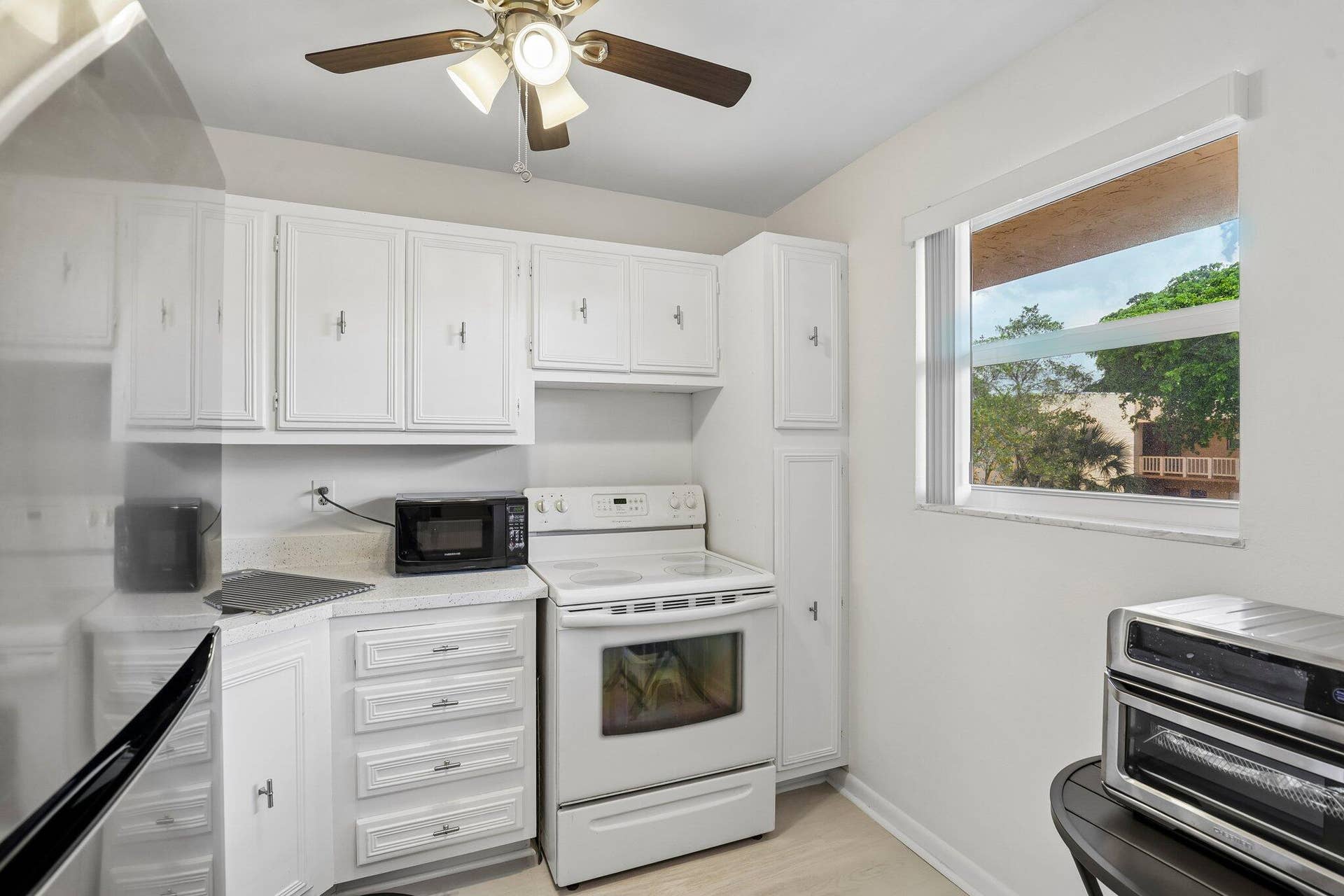8400 LAGOS DE CAMPO Boulevard, #303, Tamarac, FL 33321 KITCHEN 1
