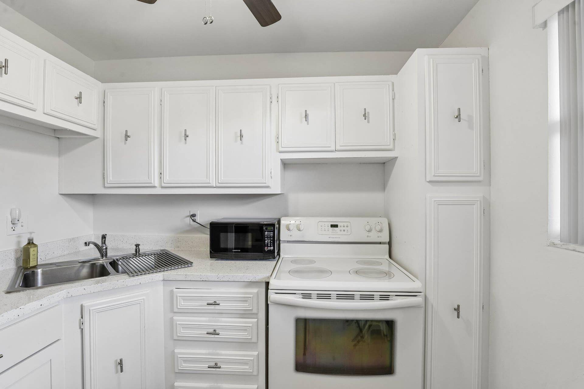 8400 LAGOS DE CAMPO Boulevard, #303, Tamarac, FL 33321 KITCHEN 3