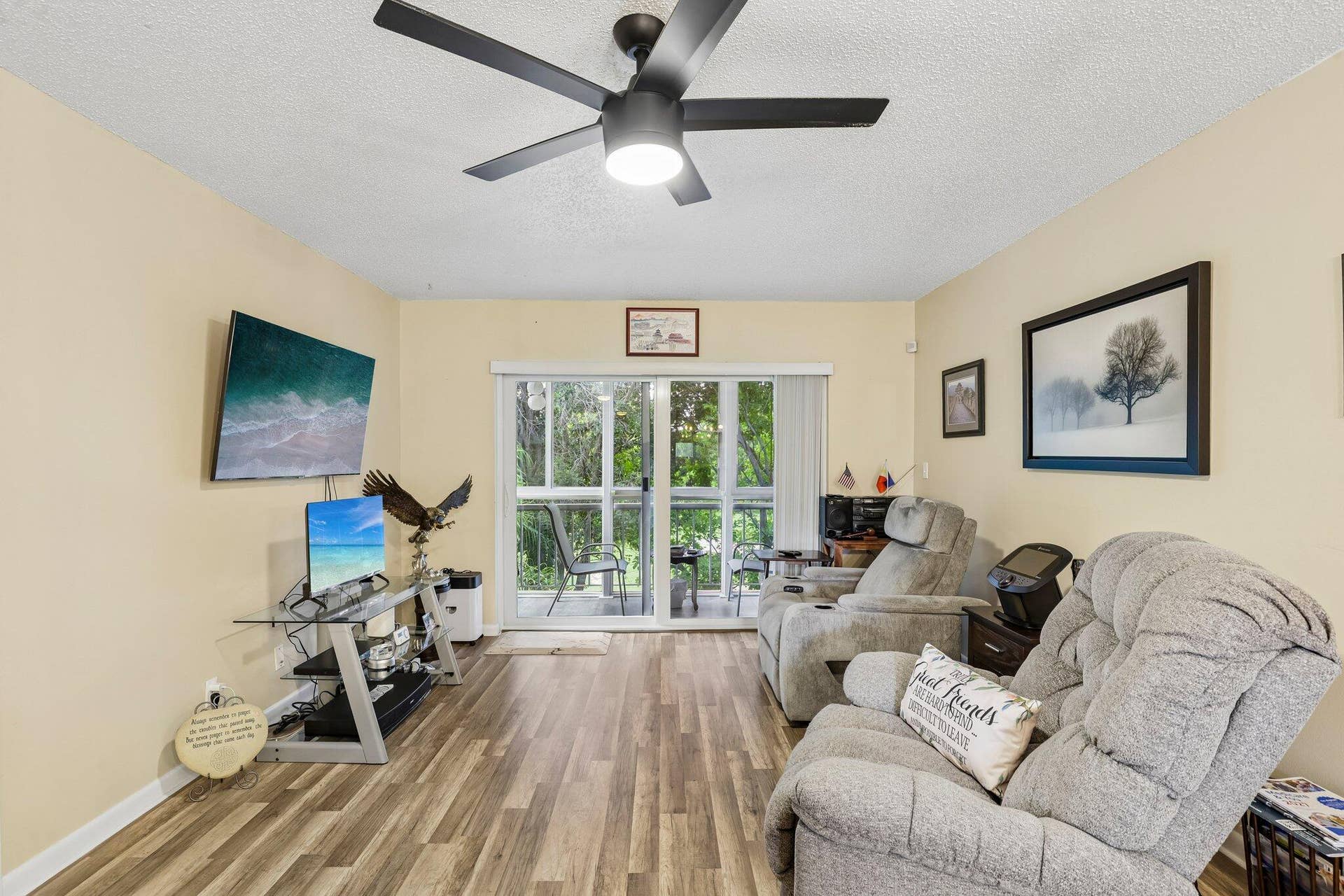 8400 LAGOS DE CAMPO Boulevard, #303, Tamarac, FL 33321 LIVING ROOM