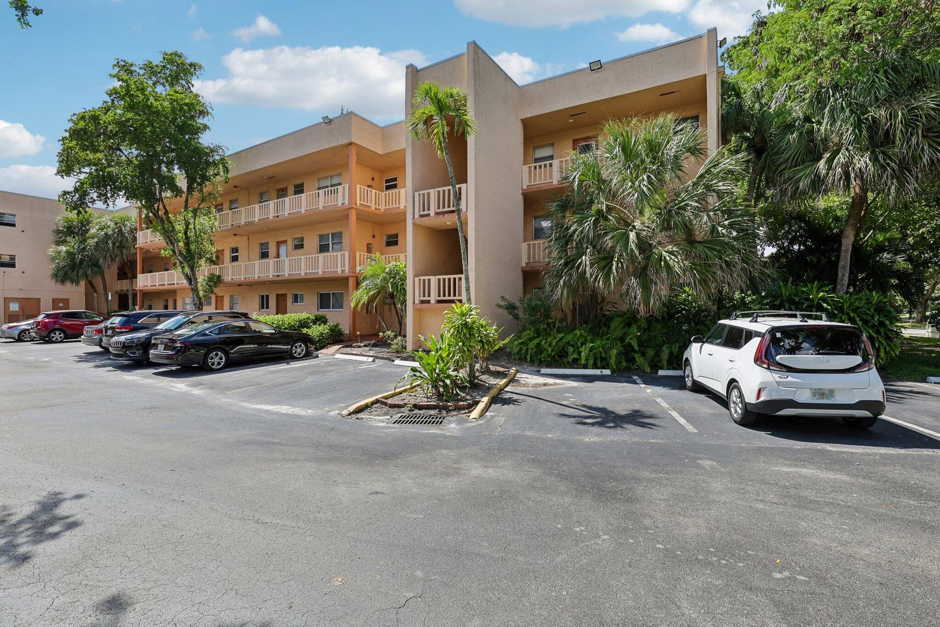 8400 LAGOS DE CAMPO Boulevard, #303, Tamarac, FL 33321 Lagos De Campo Blvd unit 303-S1010-002