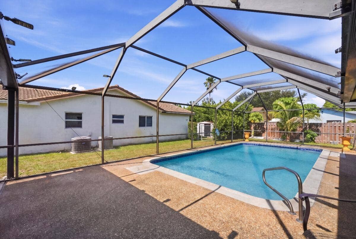 2315 NW 98th Lane, Coral Springs, FL 33065 022_photo_reedit_8d0897f7_autoremove_486