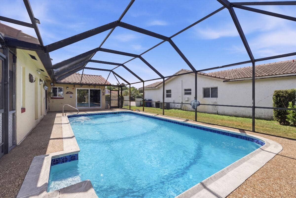 2315 NW 98th Lane, Coral Springs, FL 33065 017_photo_reedit_a3f9c50c_MLS
