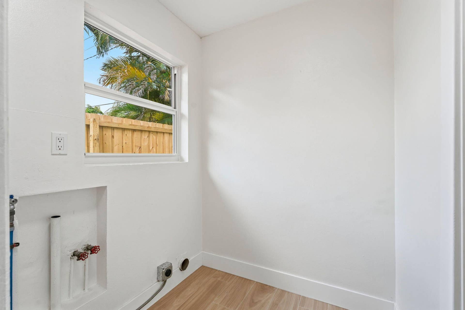 1023 Andrews Road, West Palm Beach, FL 33405 25-web-or-mls-025_DSC04108