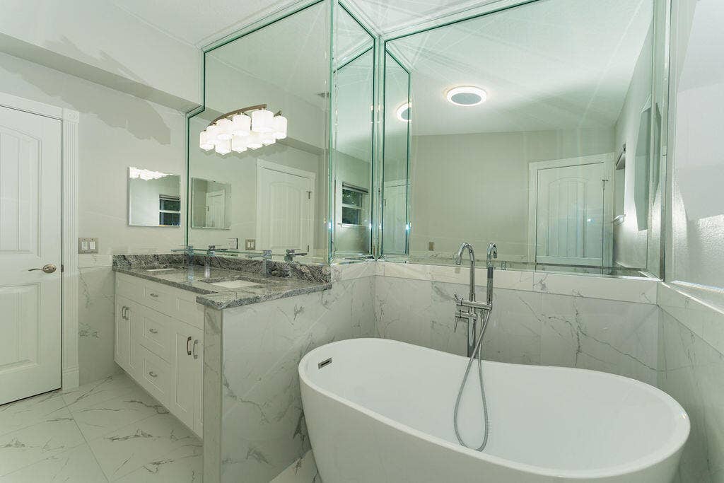 5138 NW WISK FERN Circle, Port St Lucie, FL 34986 Bathroom very easy to clean and maintain