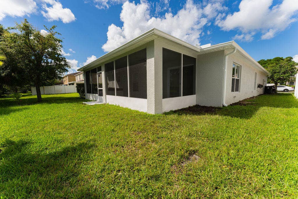 5138 NW WISK FERN Circle, Port St Lucie, FL 34986 Huge screened in lanai