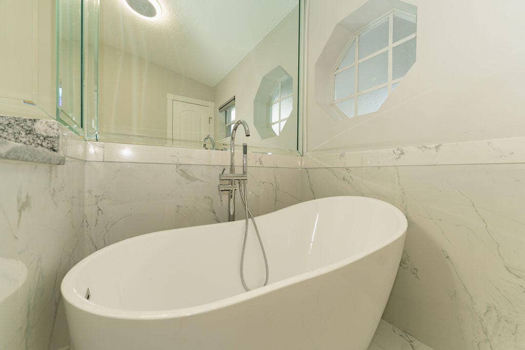 5138 NW WISK FERN Circle, Port St Lucie, FL 34986 Huge soaking tub