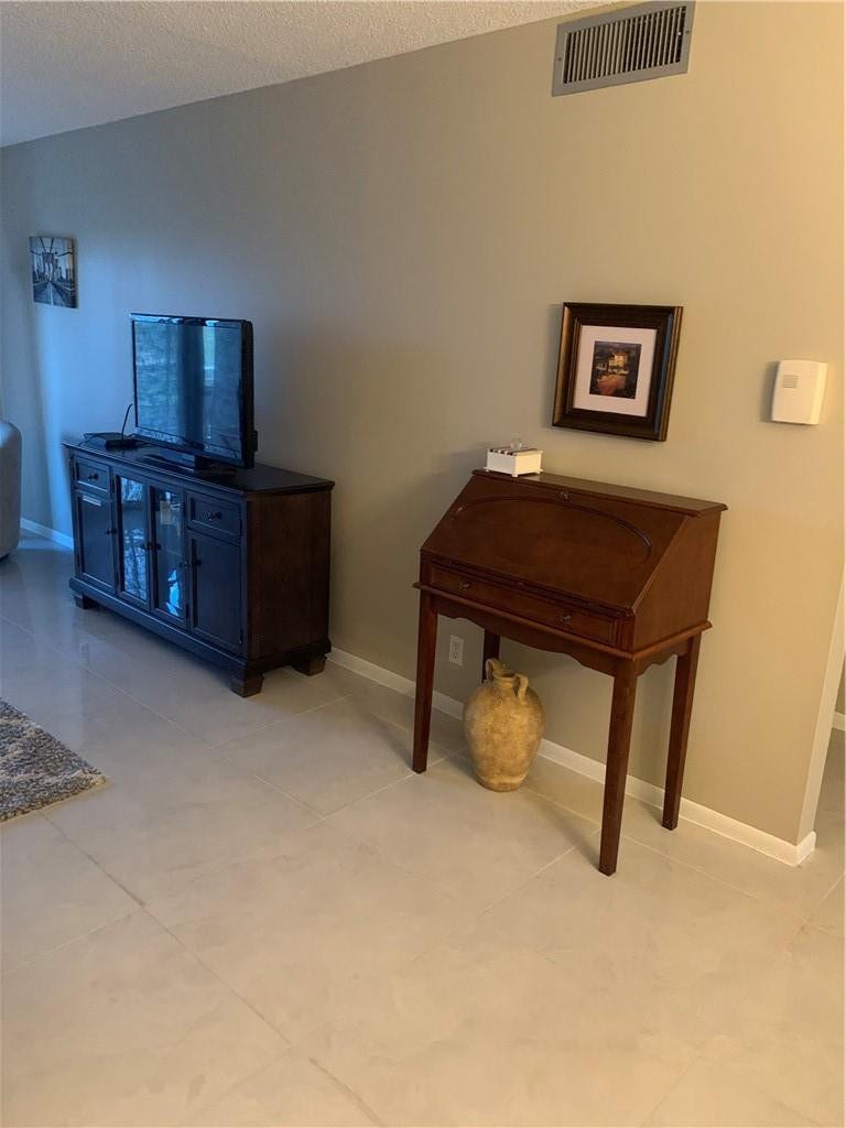 2305 LUCAYA Lane, #L4, Coconut Creek, Coconut Creek, FL 33066 Neutral wall color and large-format tile flooring