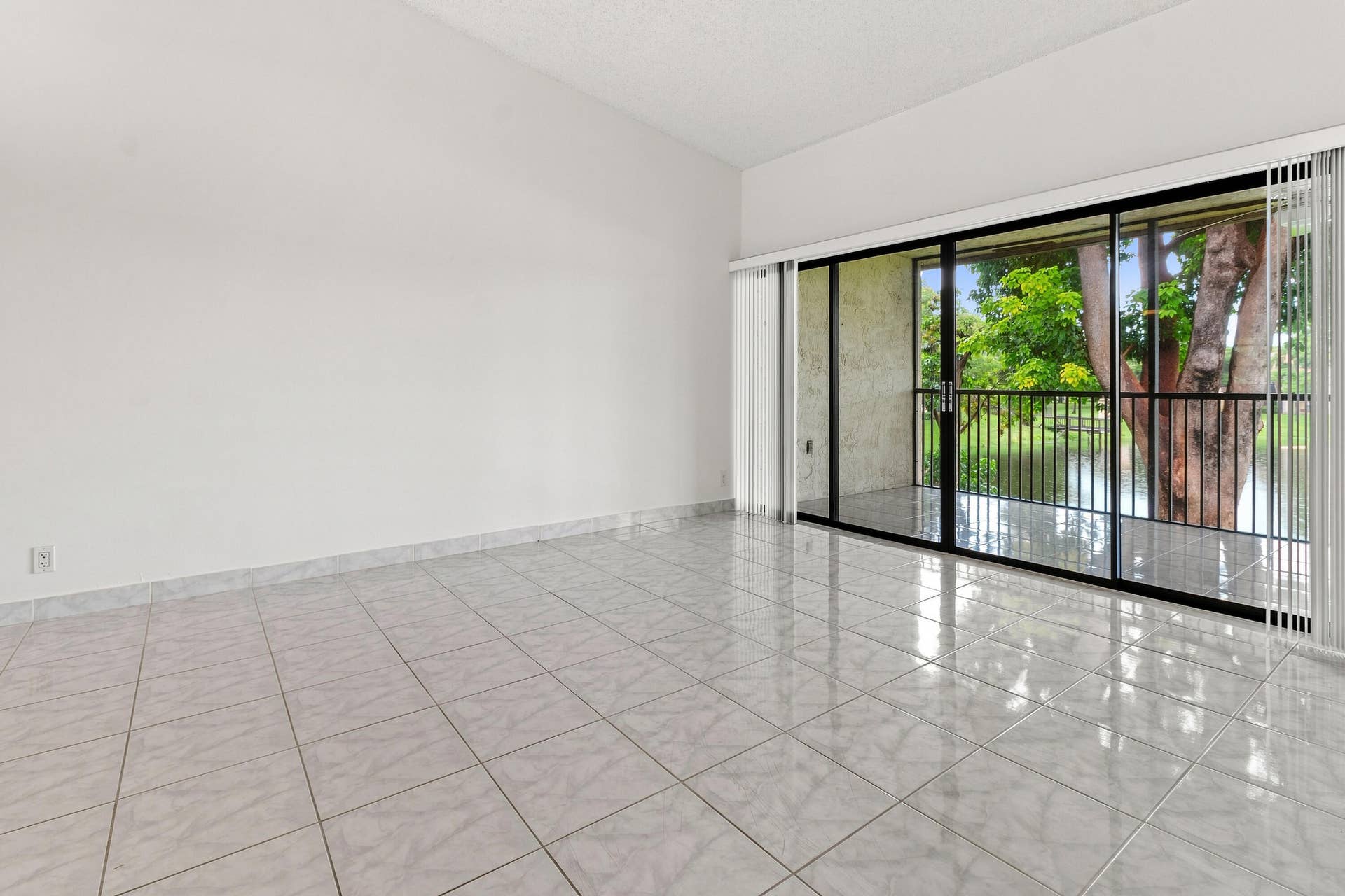 2051 SW 15th Street, #214, Deerfield Beach, FL 33442 IMG_4413