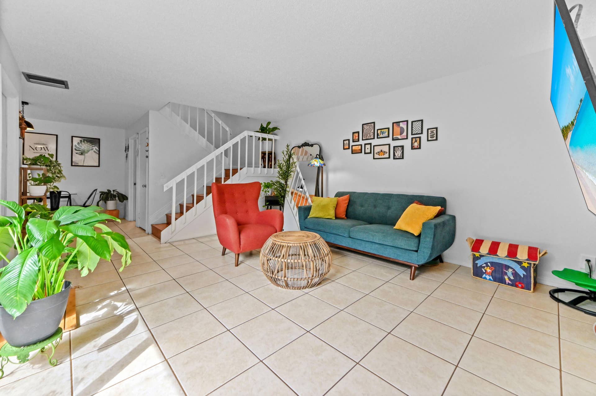 824 Springdale Circle, Palm Springs, FL 33461 09 Living room 03