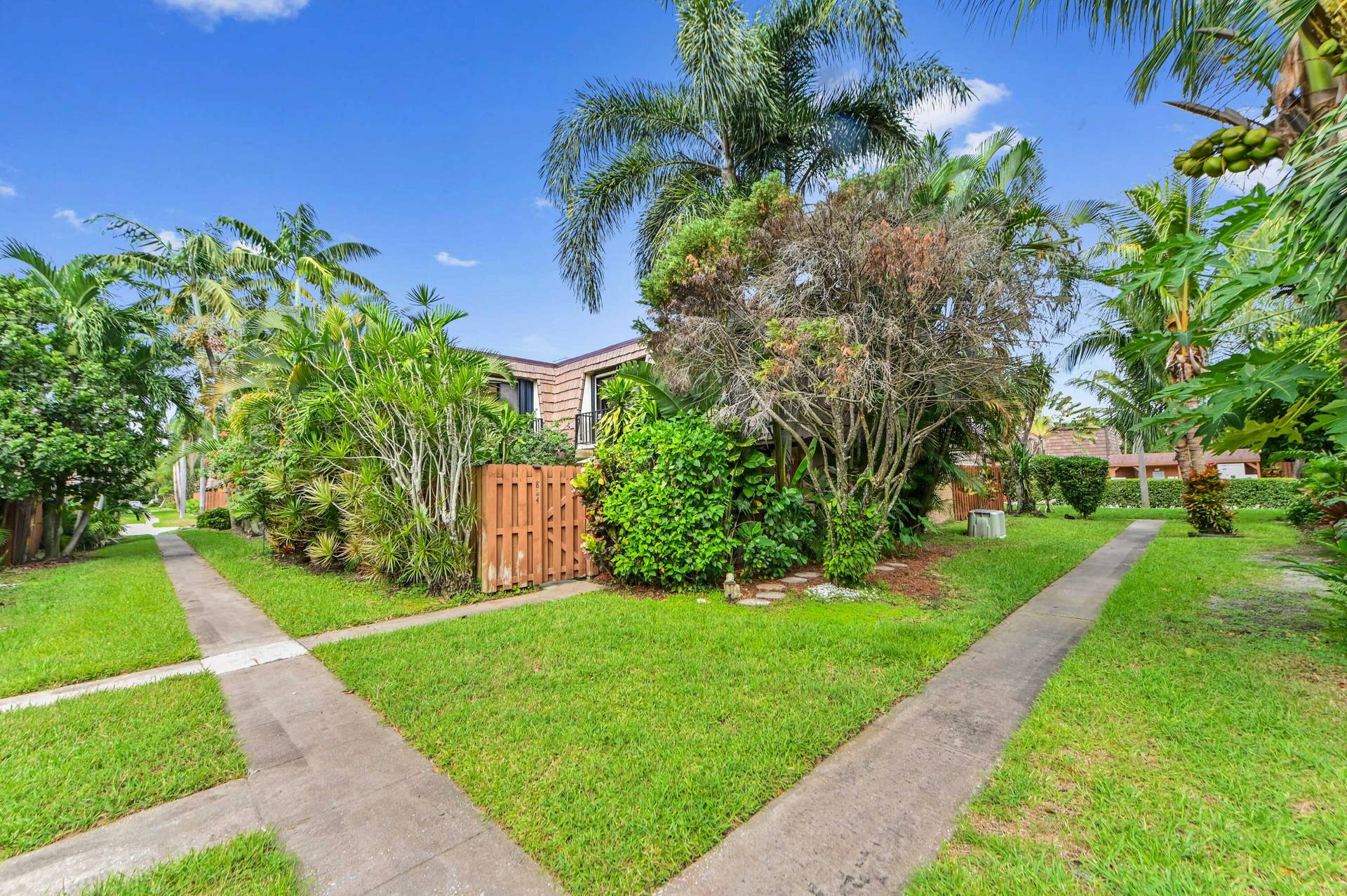 824 Springdale Circle, Palm Springs, FL 33461 02 Entry 01