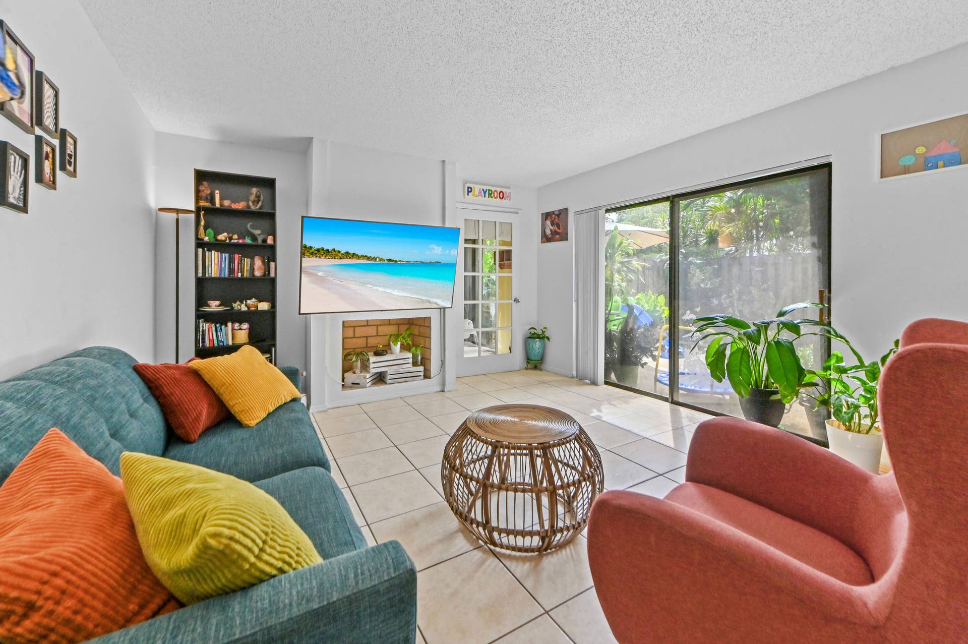 824 Springdale Circle, Palm Springs, FL 33461 10 Living room 04