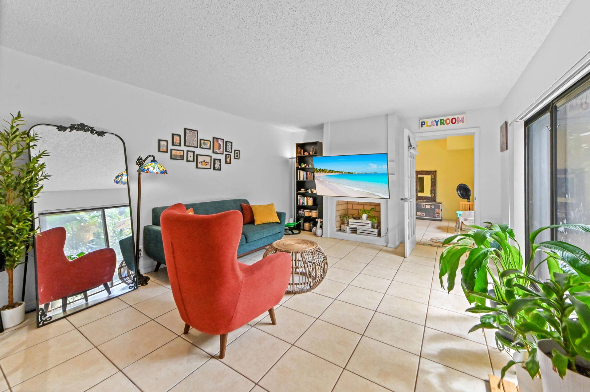 824 Springdale Circle, Palm Springs, FL 33461 08 Living room 02