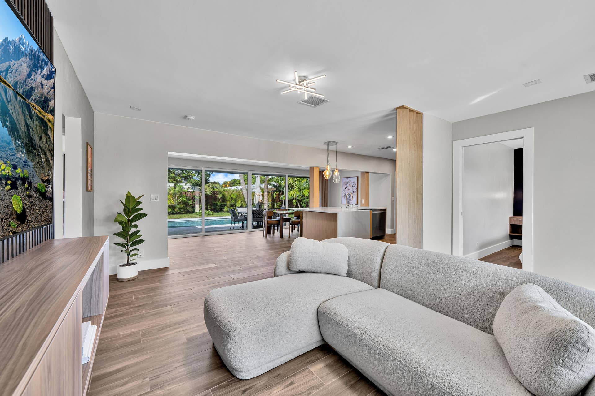 1011 SE 2ND Avenue, Pompano Beach, FL 33060 1011 SE 2nd Ave Pompano Beach 00024