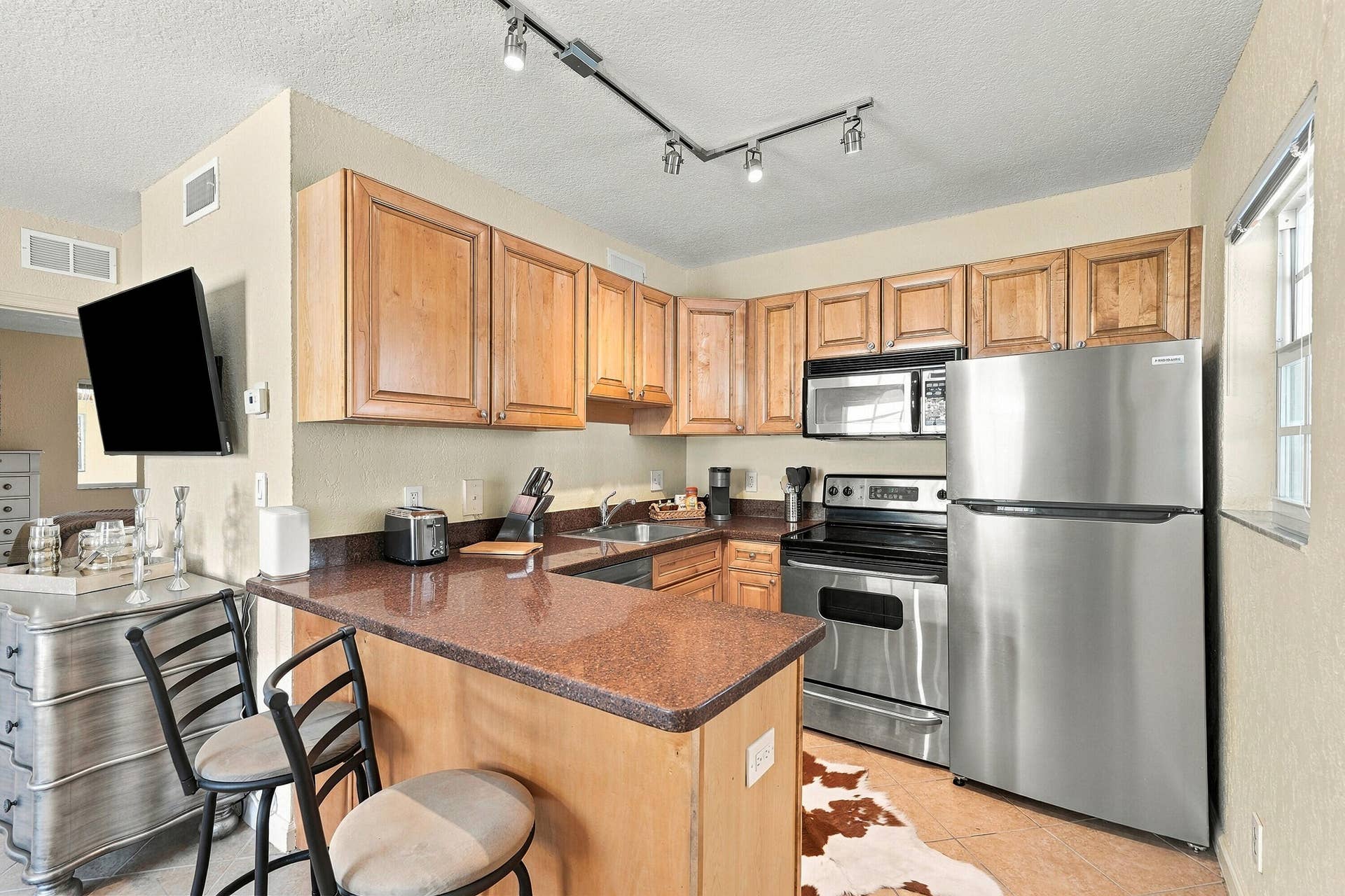 2660 NE 8TH Avenue, #219, Wilton Manors, FL 33334 10_dsc07543_with_tv