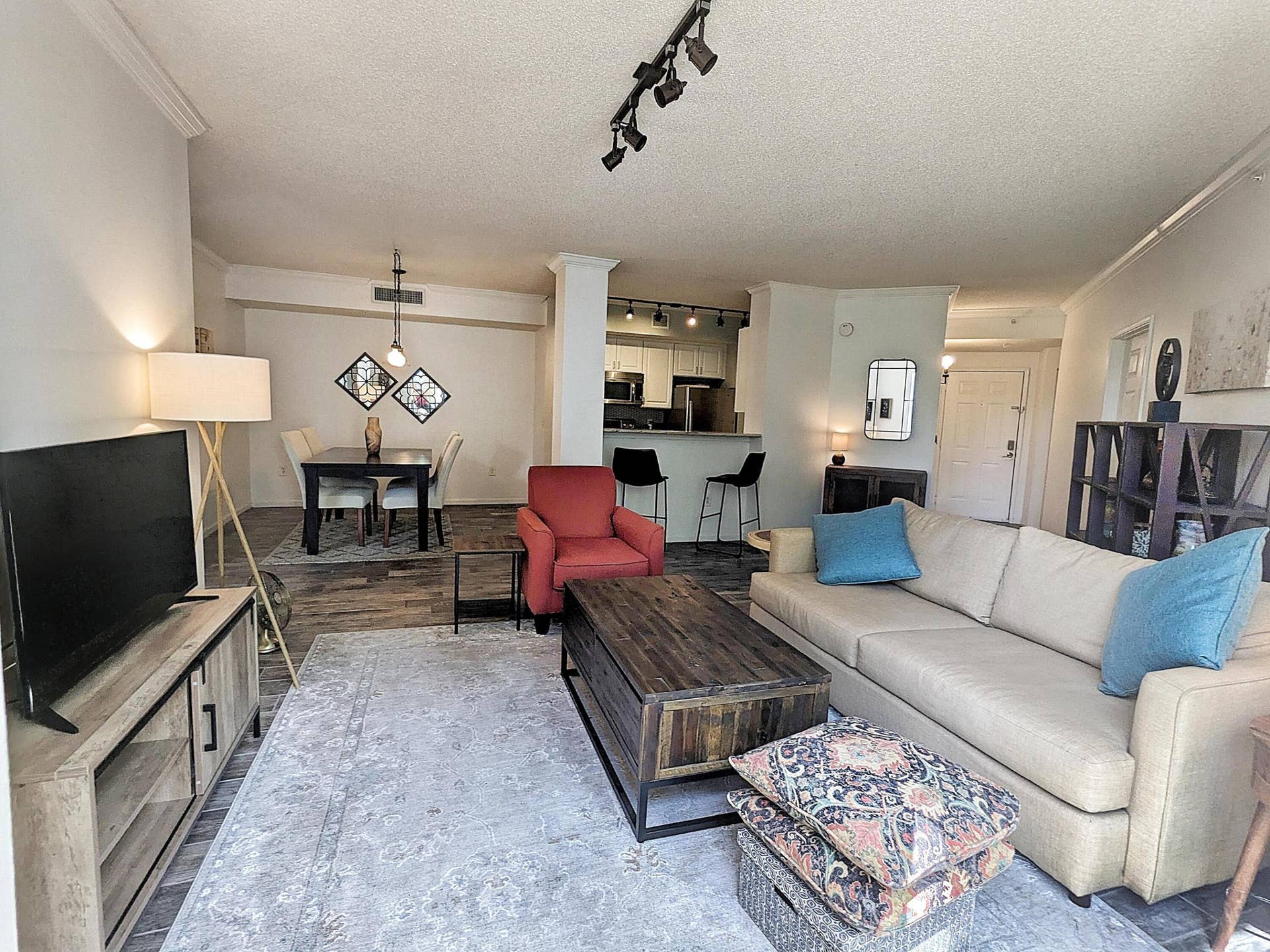 630 S SAPODILLA Avenue, #308, West Palm Beach, FL 33401 2. Living Furn