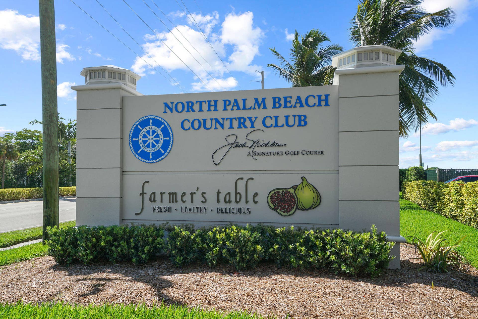 Minutes to the North Palm beach Country Club and public golf course