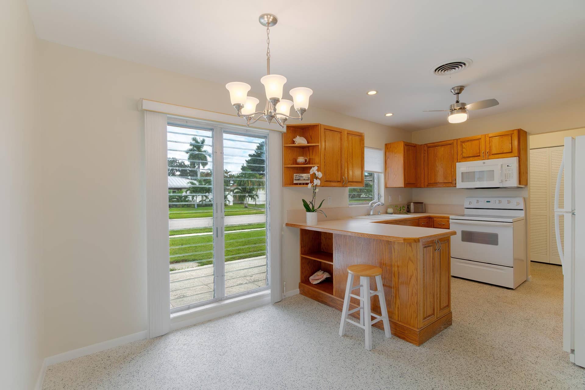 Full view dining/kitchen