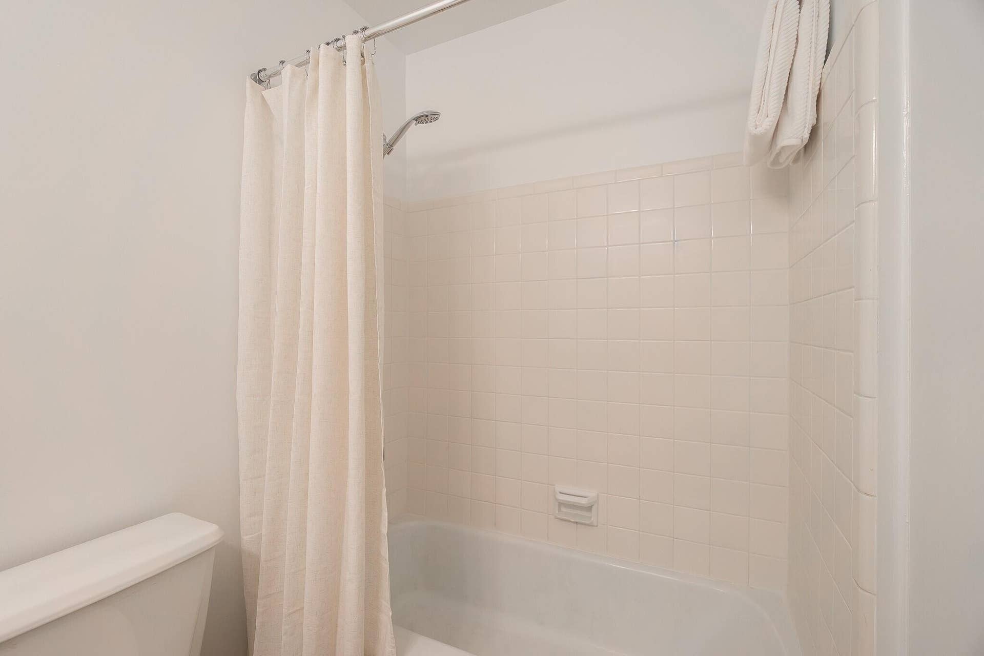 Hall Bathroom with combo Tub/shower