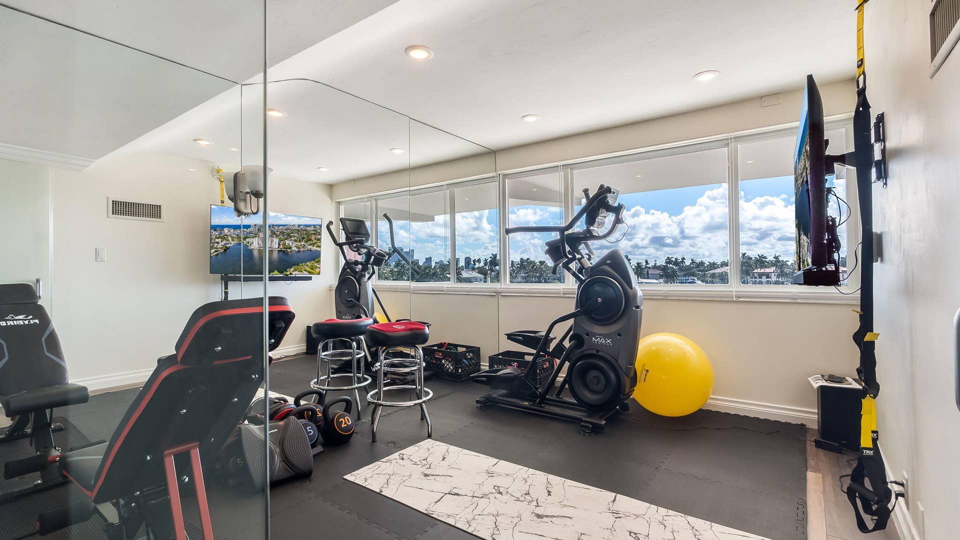 333 SUNSET Drive, #104, Fort Lauderdale, FL 33301 den space currently used as a gym. can be office, coffee nook, breakfast bar, or cocktail hour space!