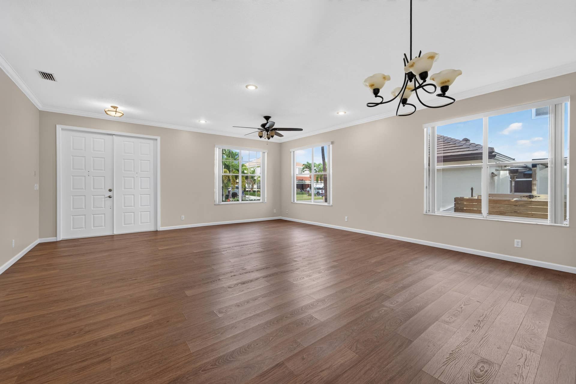 Front entrance & Living area / Dining