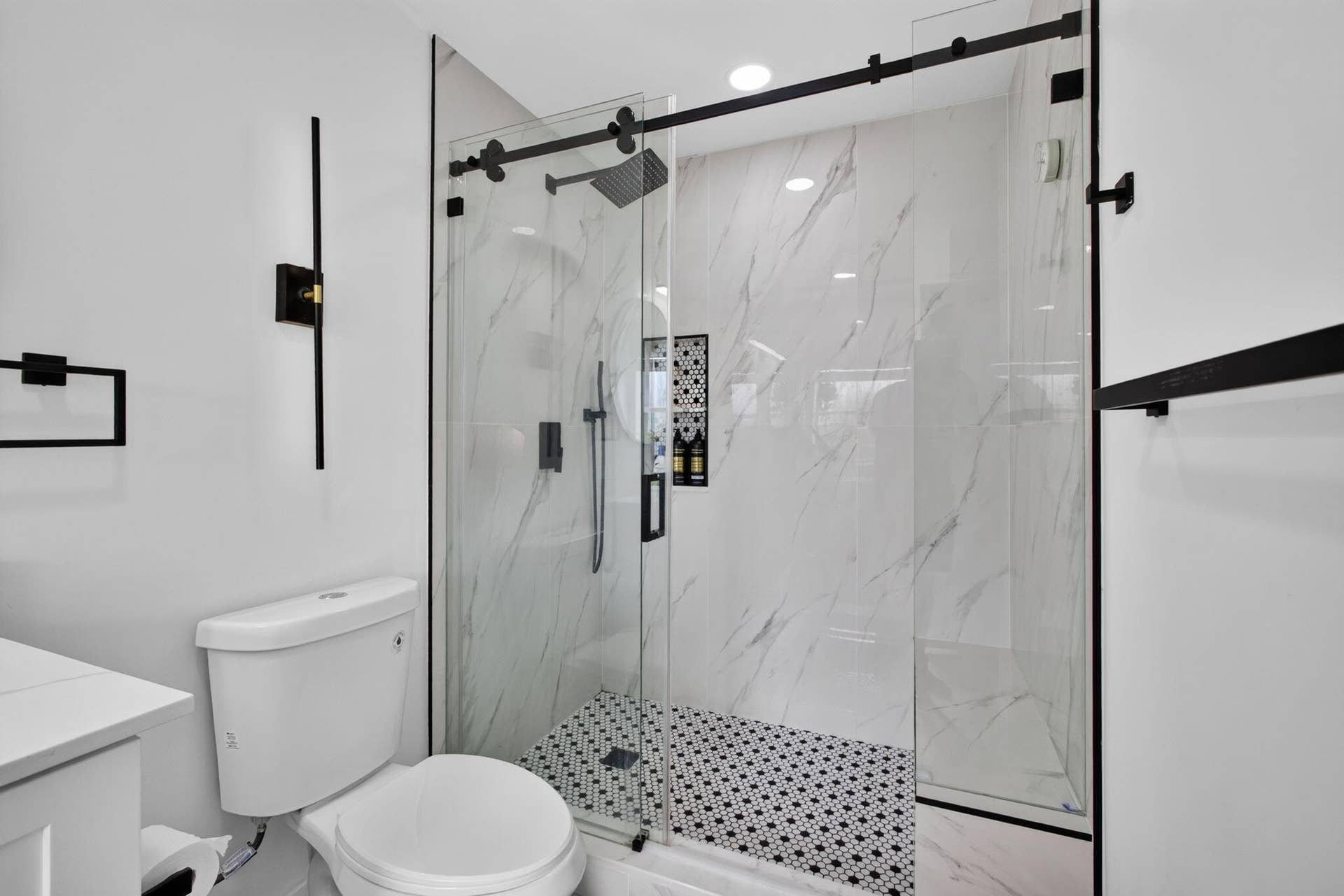 1043 Aspri Way, Riviera Beach, FL 33418 Guest Bathroom