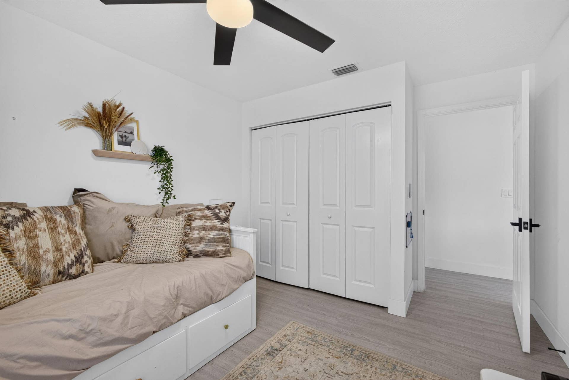 1043 Aspri Way, Riviera Beach, FL 33418 Guest Room