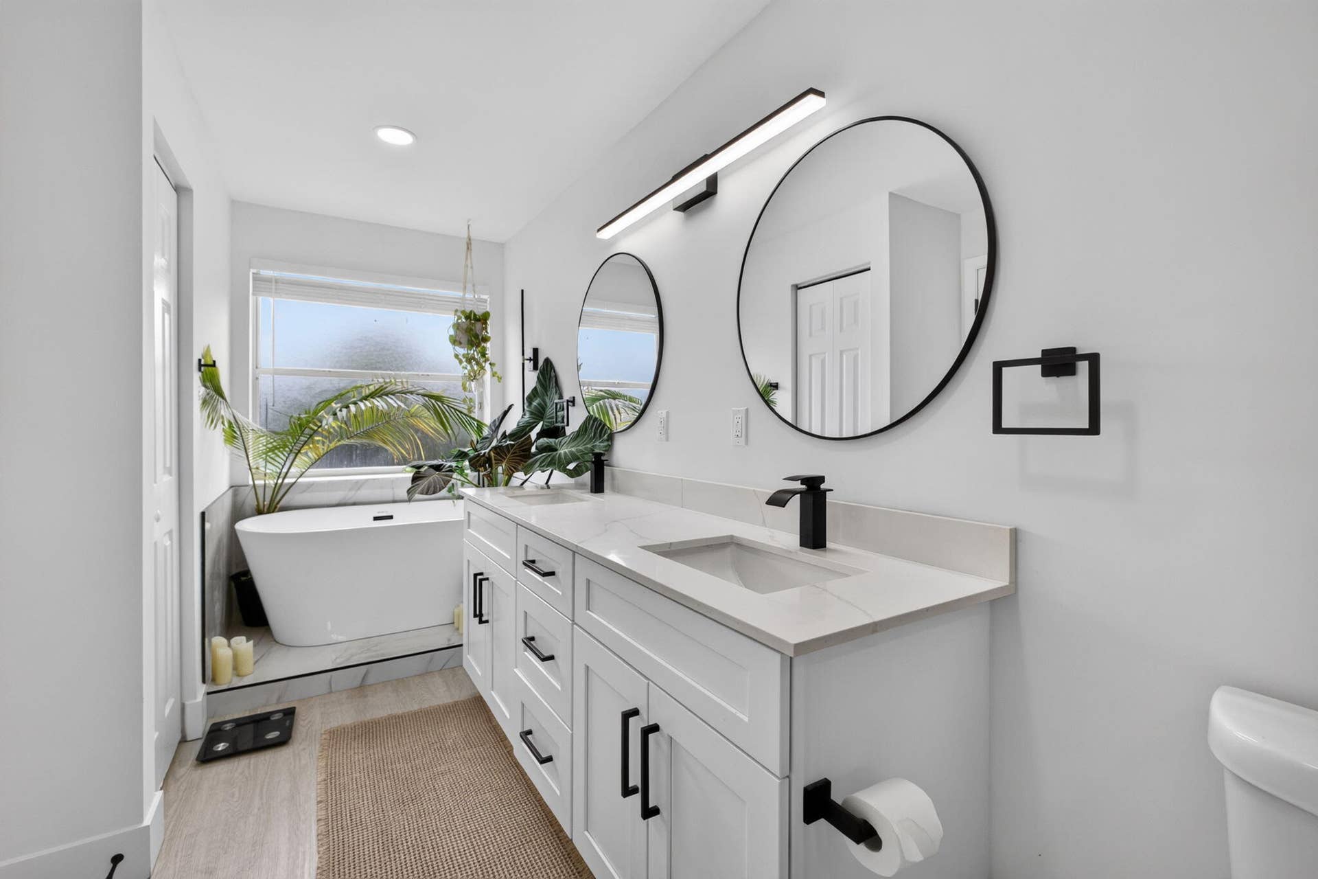 1043 Aspri Way, Riviera Beach, FL 33418 Main Bathroom
