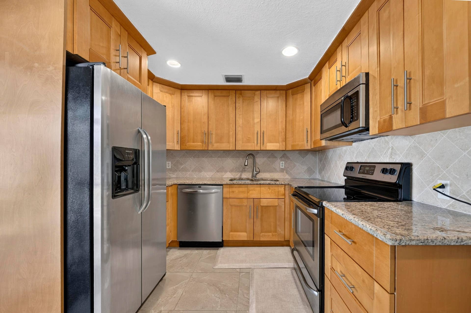 4821 SW 18TH Street, Fort Lauderdale, FL 33317 Updated Kitchen