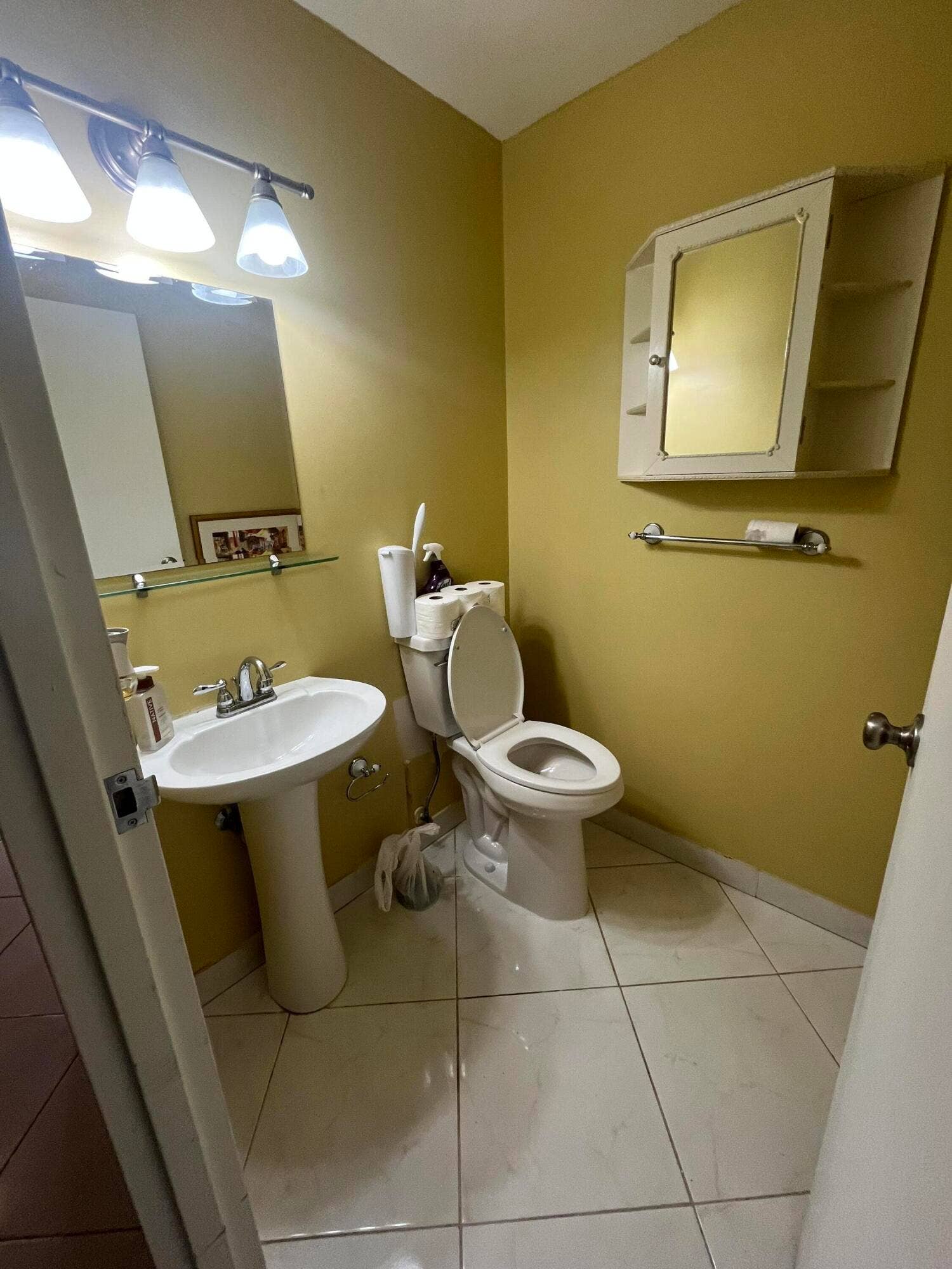 278 SEVILLE L, Delray Beach, FL 33446 updated 1/2 bathroom with pedestal sink