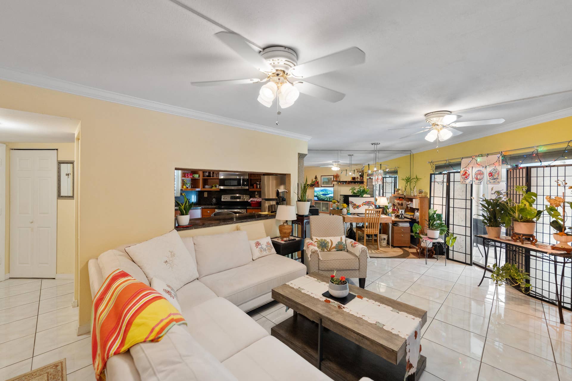 6555 W BROWARD Boulevard, #403, Plantation, FL 33317 Dining/Living Room