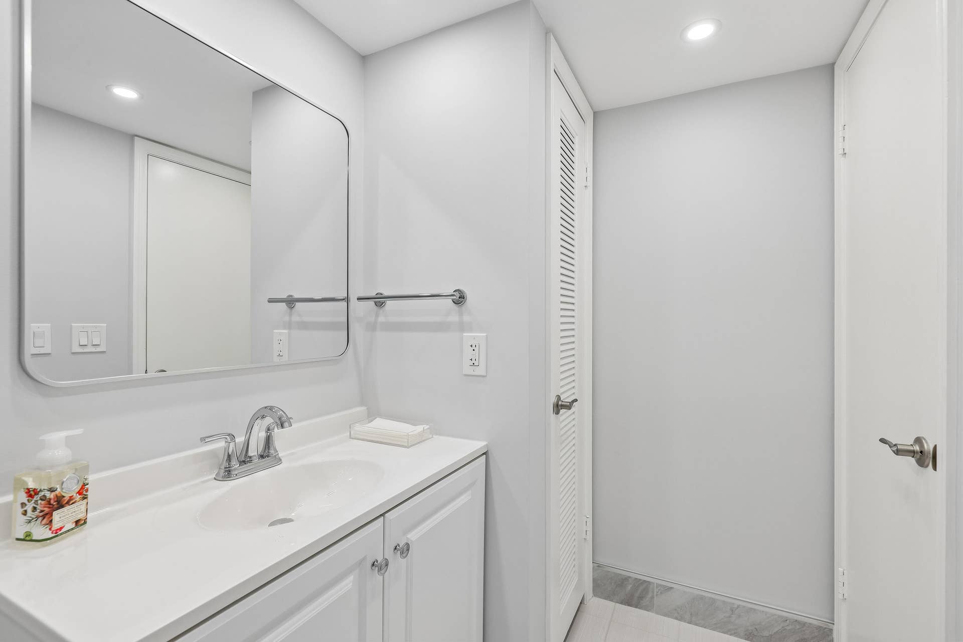 711 N Birch Road, #204, Fort Lauderdale, FL 33304 Guest Bathroom