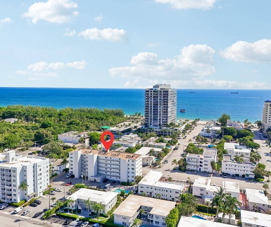 711 N Birch Road, #204, Fort Lauderdale, FL 33304 2 blocks from the sand!