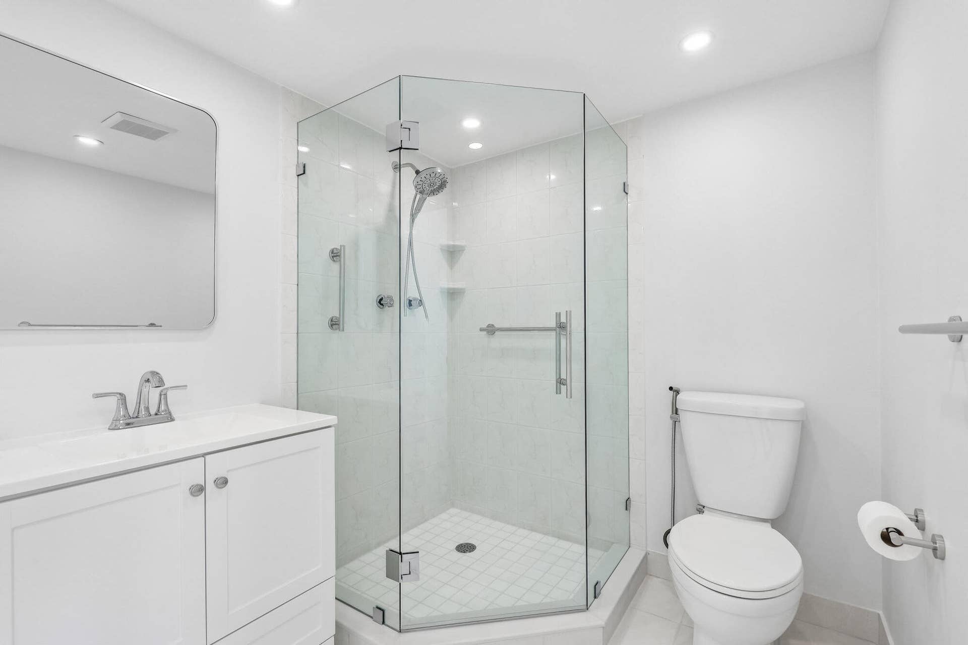 711 N Birch Road, #204, Fort Lauderdale, FL 33304 Glass shower