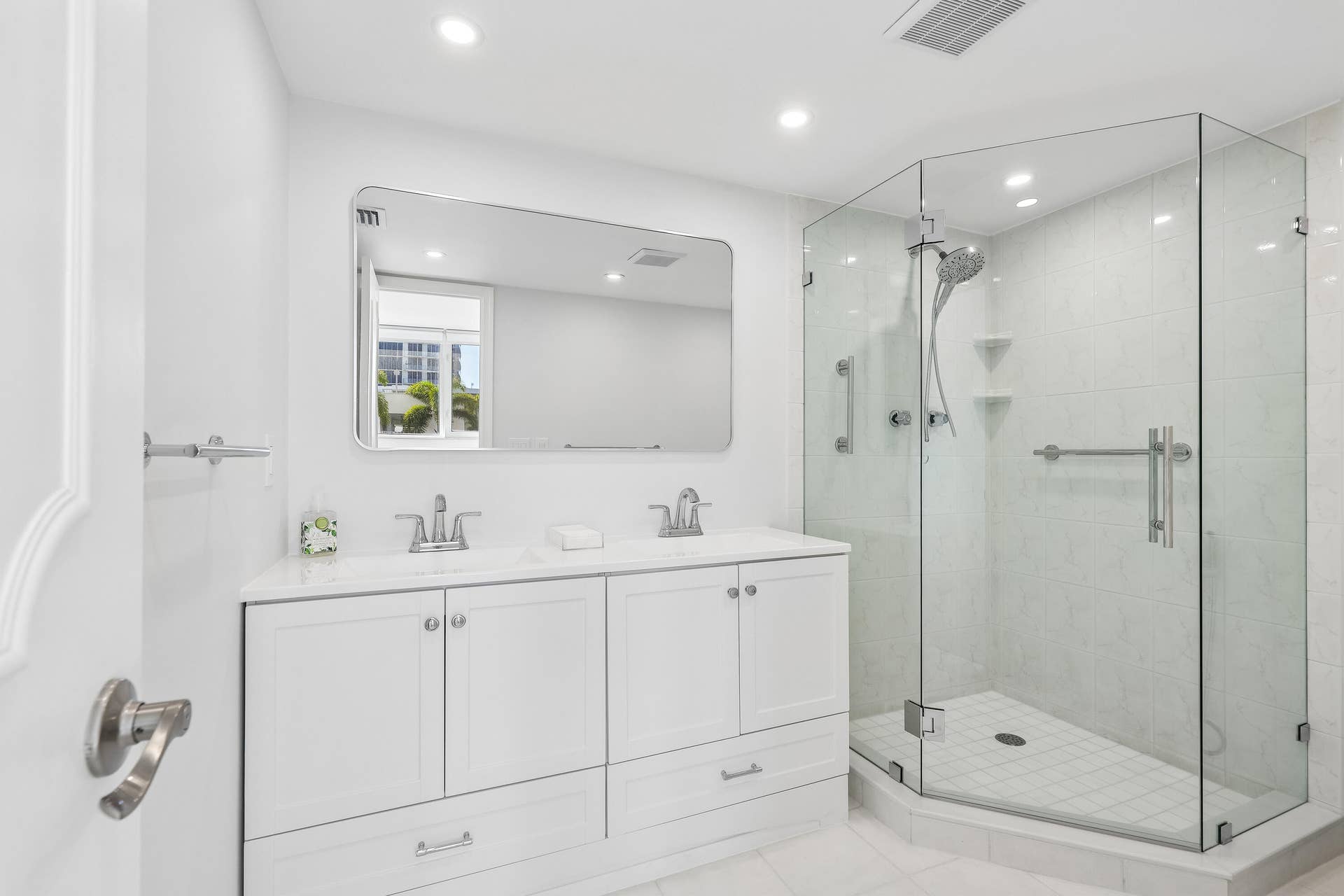 711 N Birch Road, #204, Fort Lauderdale, FL 33304 Double Vanity