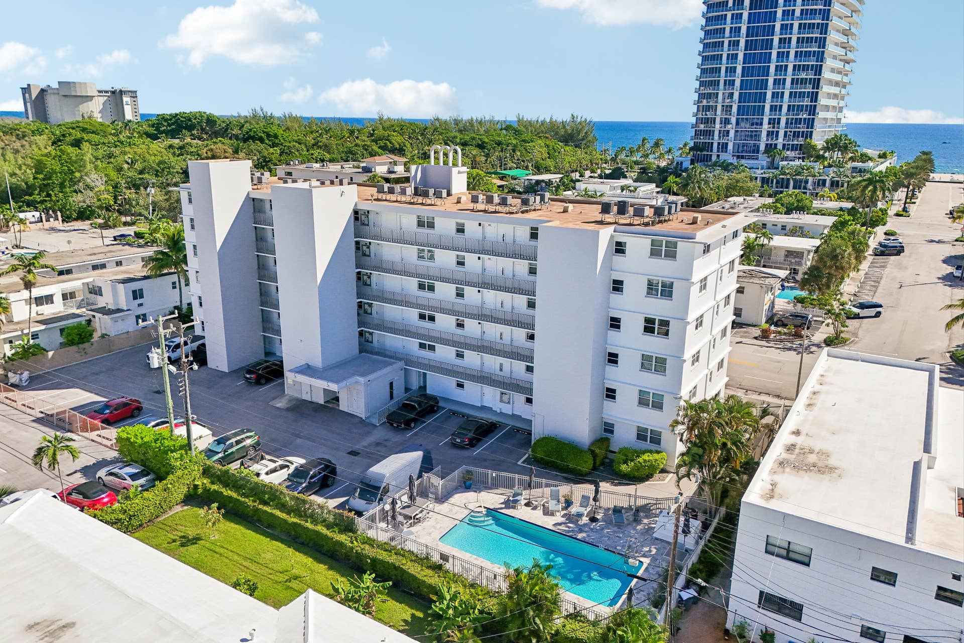 711 N Birch Road, #204, Fort Lauderdale, FL 33304 Amenities include heated pool and BBQ.