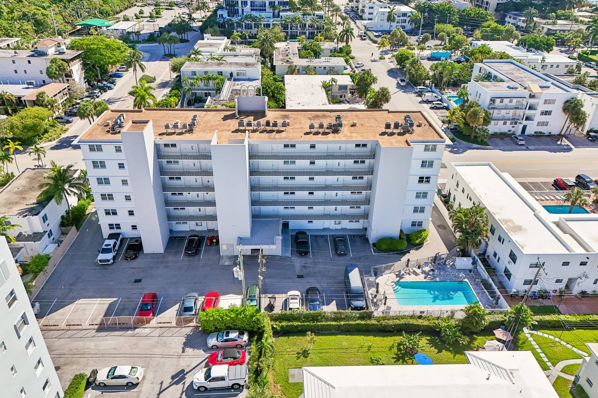 711 N Birch Road, #204, Fort Lauderdale, FL 33304 Pristine building with 29 units, has all the required inspections and reserves.
